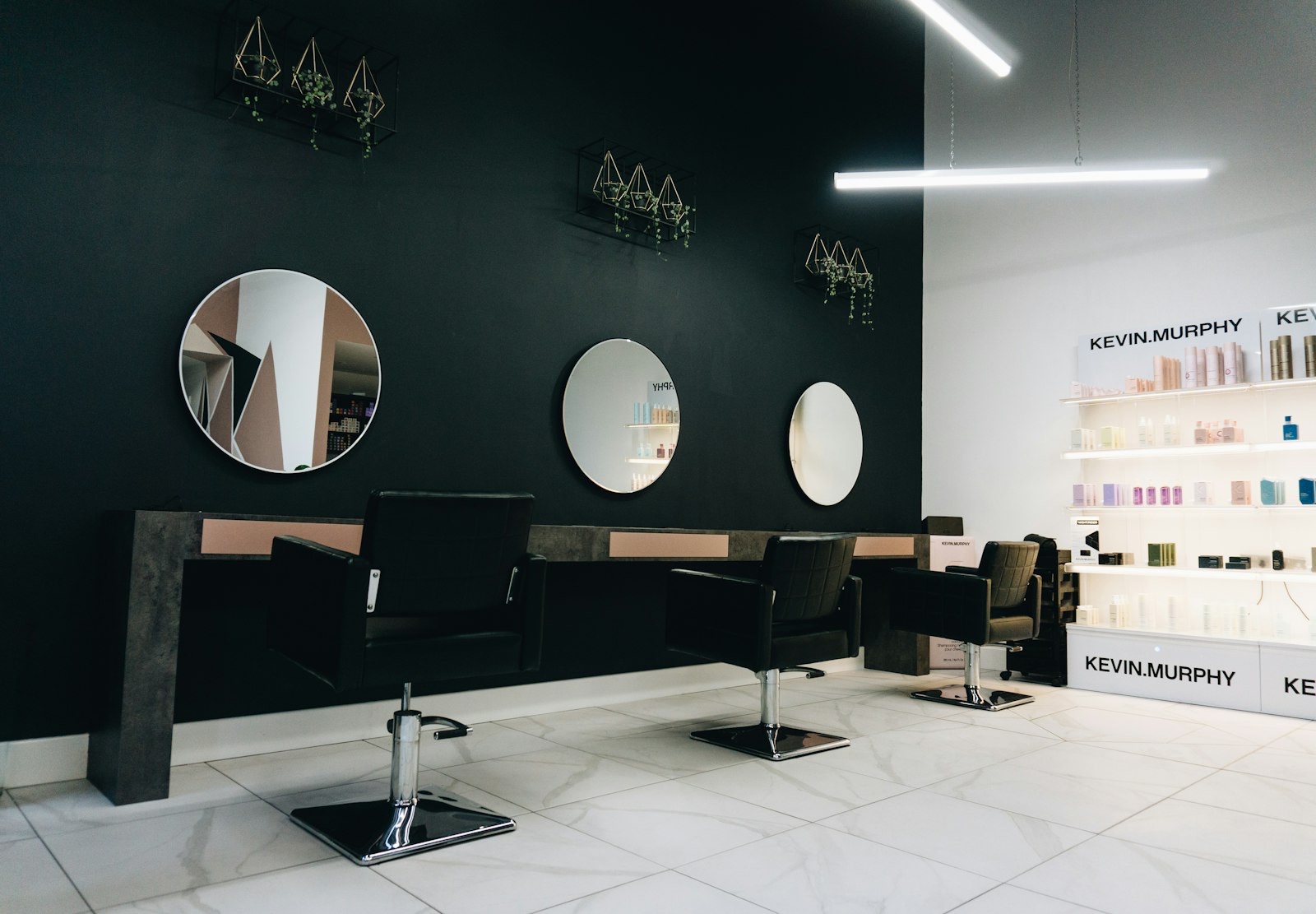 Salon Nova — Interieur mit Spiegeln und Styling-Plätzen